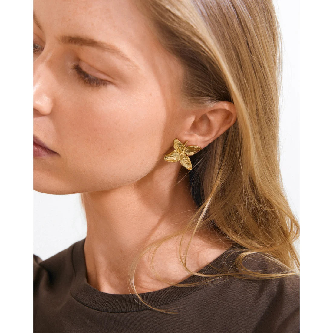 Trace flower earrings