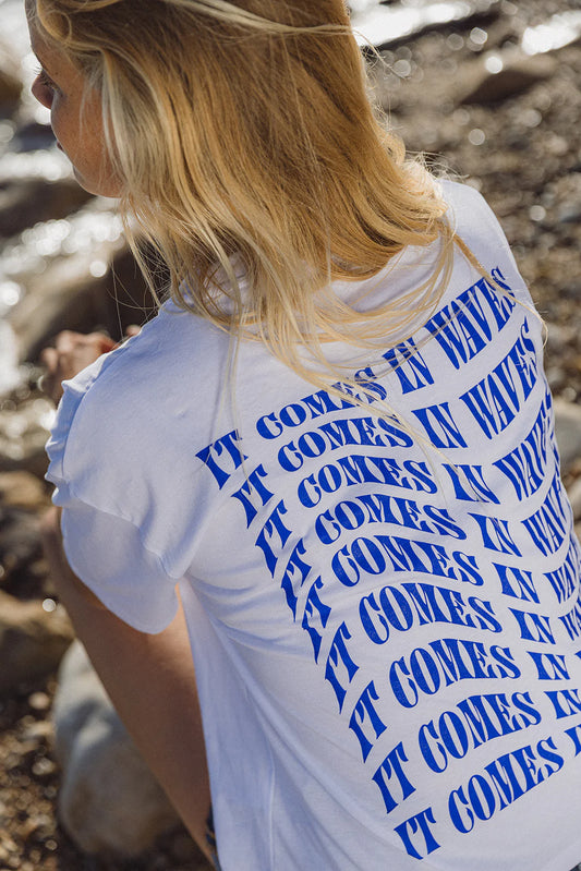 'It Comes in Waves" T-shirt wit/blauw
