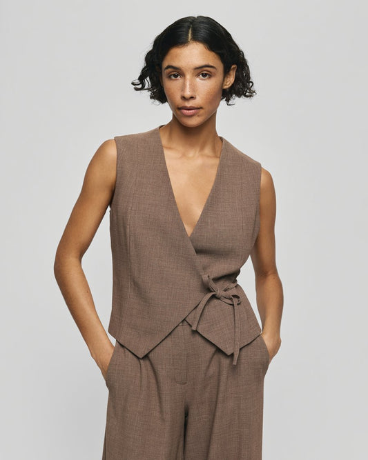 Darina waistcoat mount trail